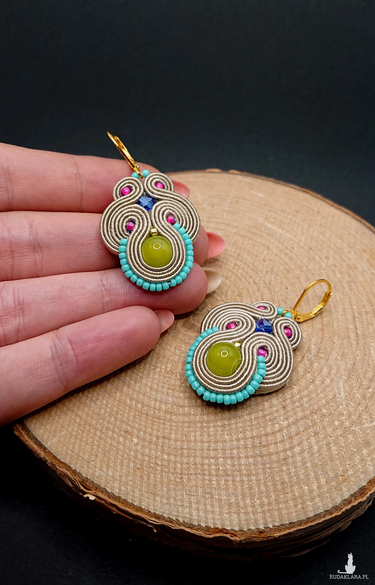 BEŻOWO-KOLOROWE WISZĄCE KOLCZYKI SUTASZ